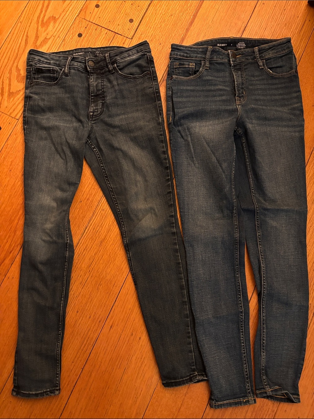 2 Pairs of Old Navy Women’s Skinny Jeans - Dark Blue Wash size 4